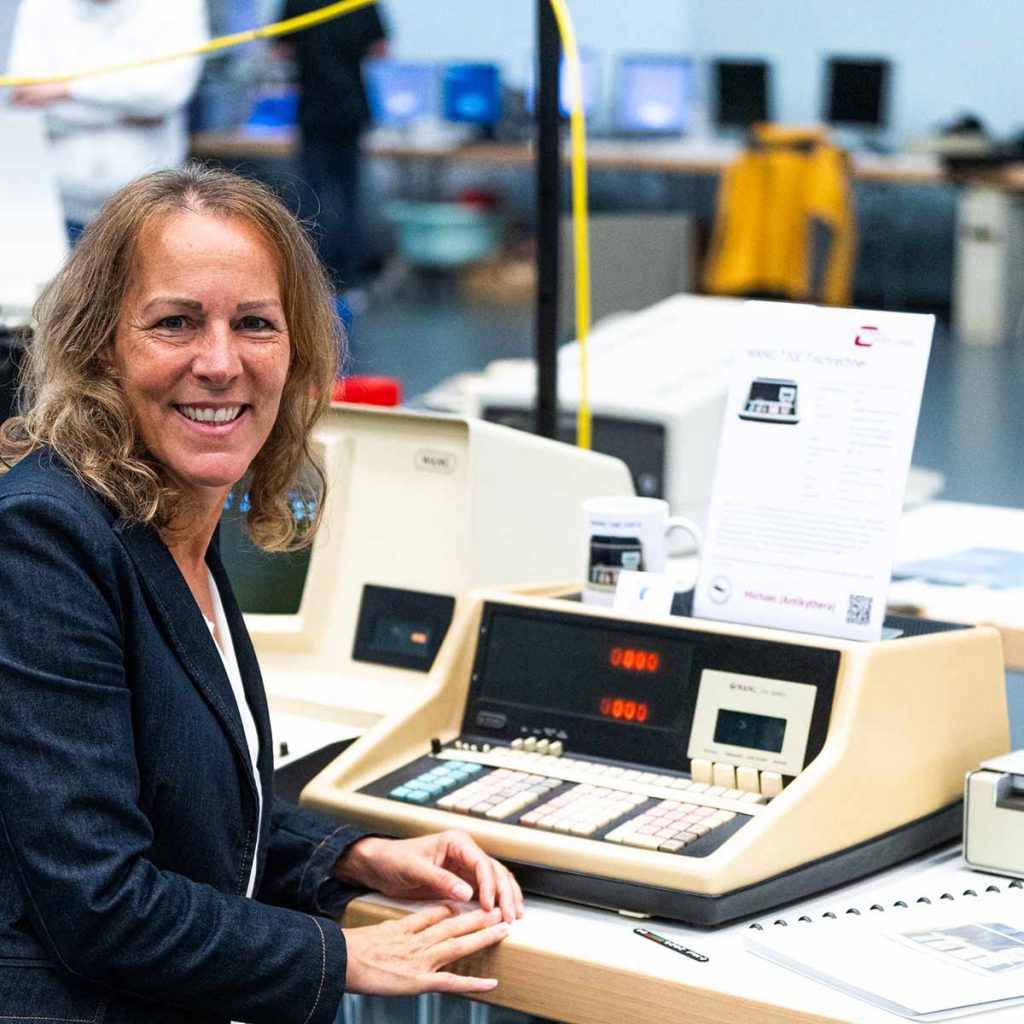 Eine Frau - Eva Döhla. sitzt an einem alten Computer