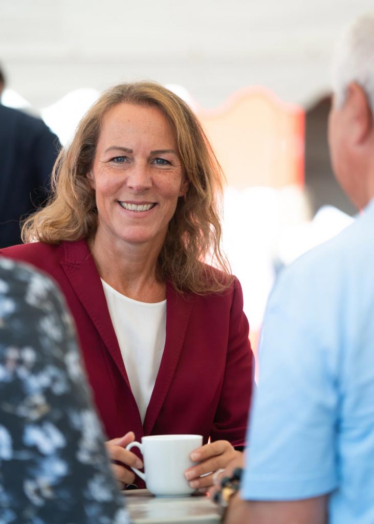 Eva Döhla trinkt eine Tasse Kaffee